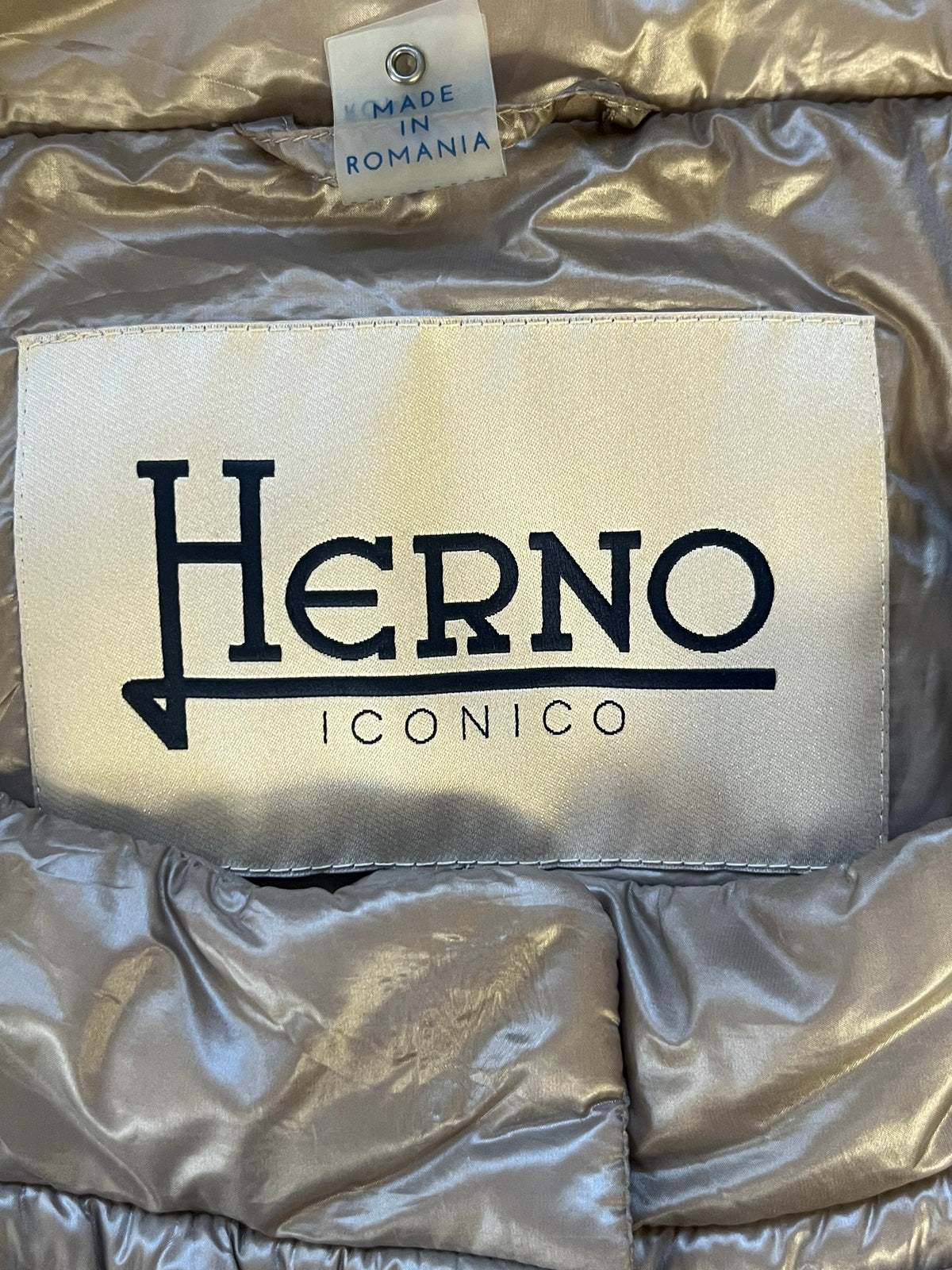 Herno champagne Iconico Emilia cap sleeve down puffer jacket, size 42 (US 6)