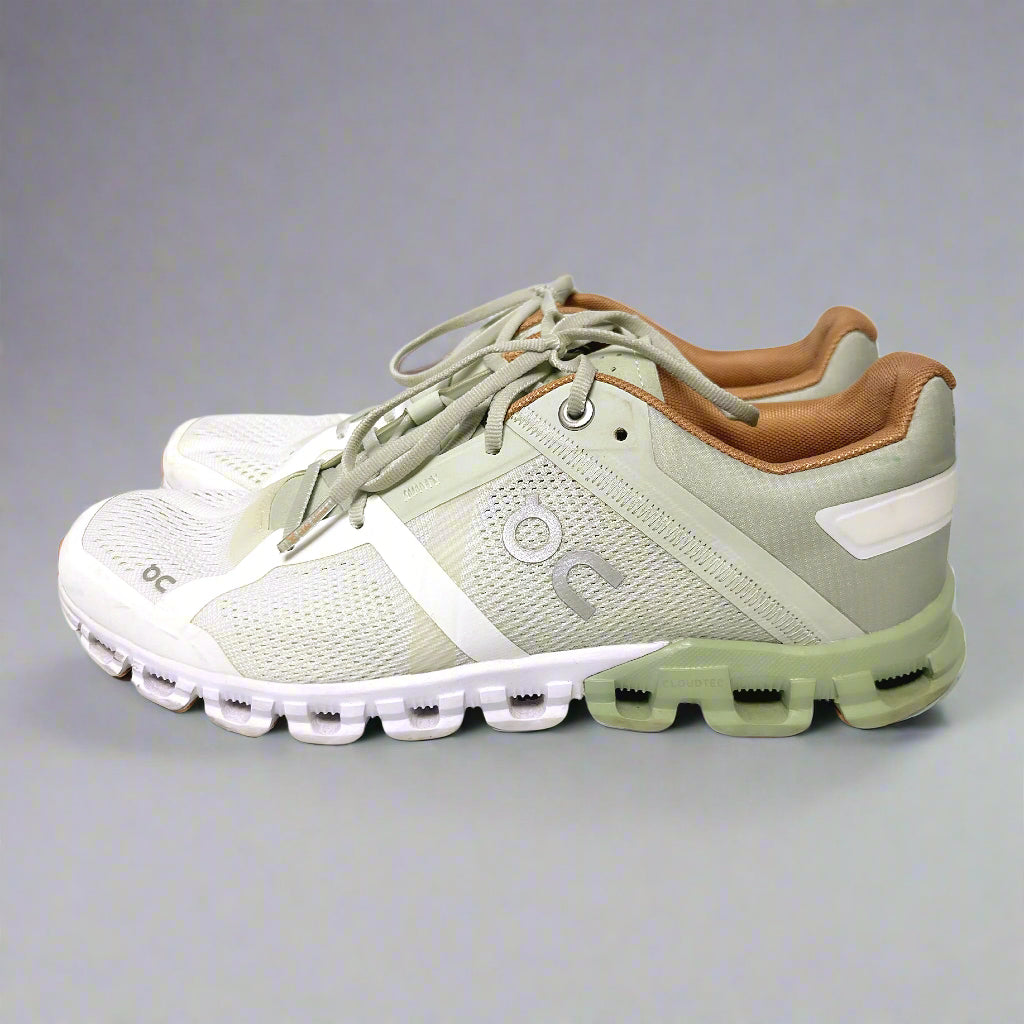 On Running sage & white Cloudflow shoes, size 7