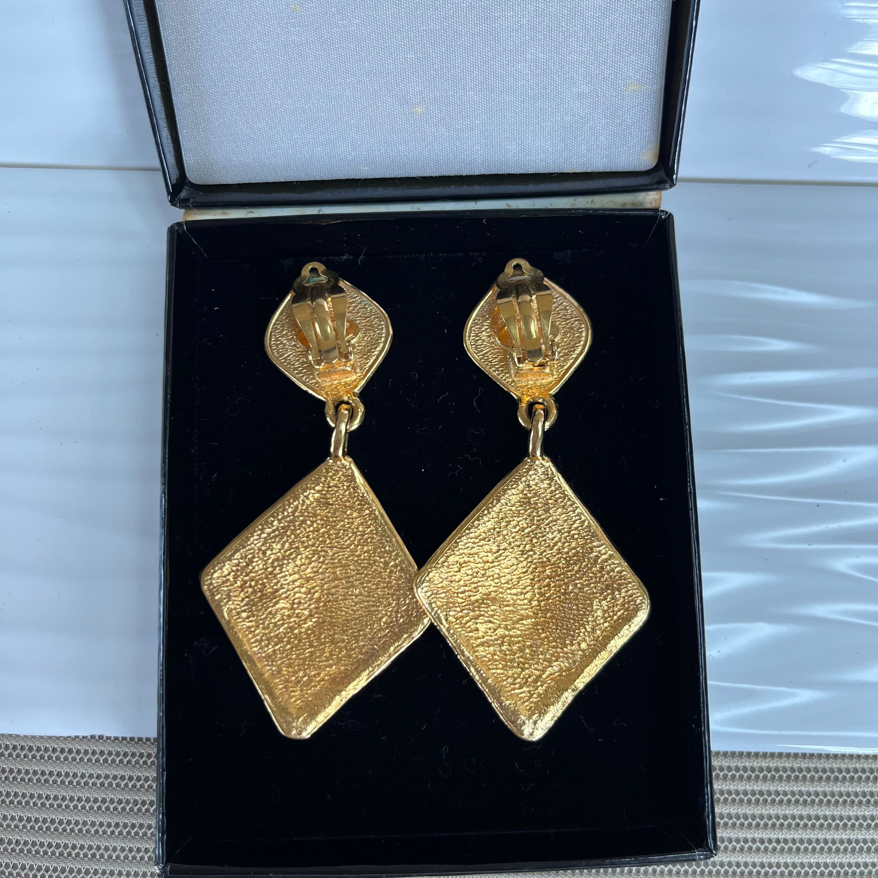 CHANEL gold-plated vintage earrings