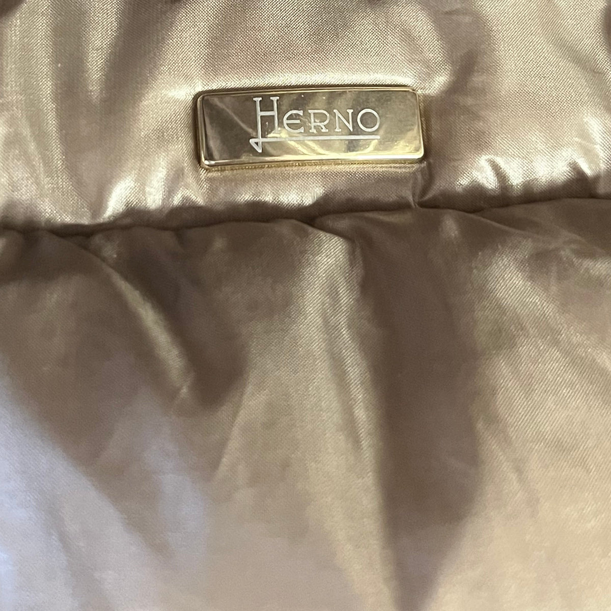 Herno champagne Iconico Emilia cap sleeve down puffer jacket, size 42 (US 6)
