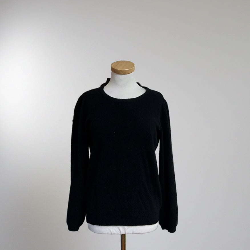 Vineyard Vines black bow sweater, Size M