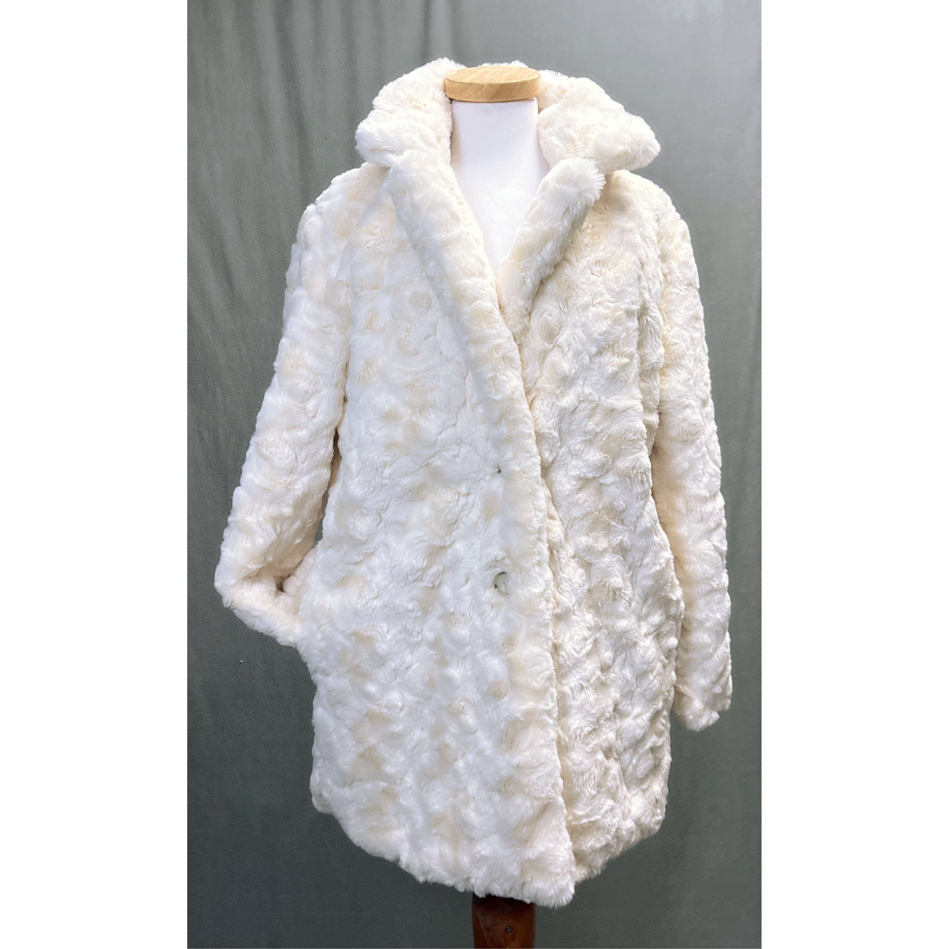 Paparazzi white faux fur coat, size S.  NEW WITH TAGS!