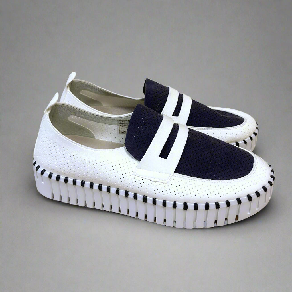 Illse Jacobson navy and white Tulip loafer, size 9