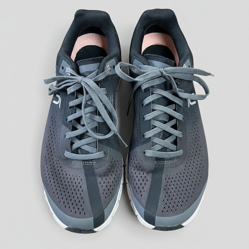 On Cloud black/blush cloudflow, size 7.5