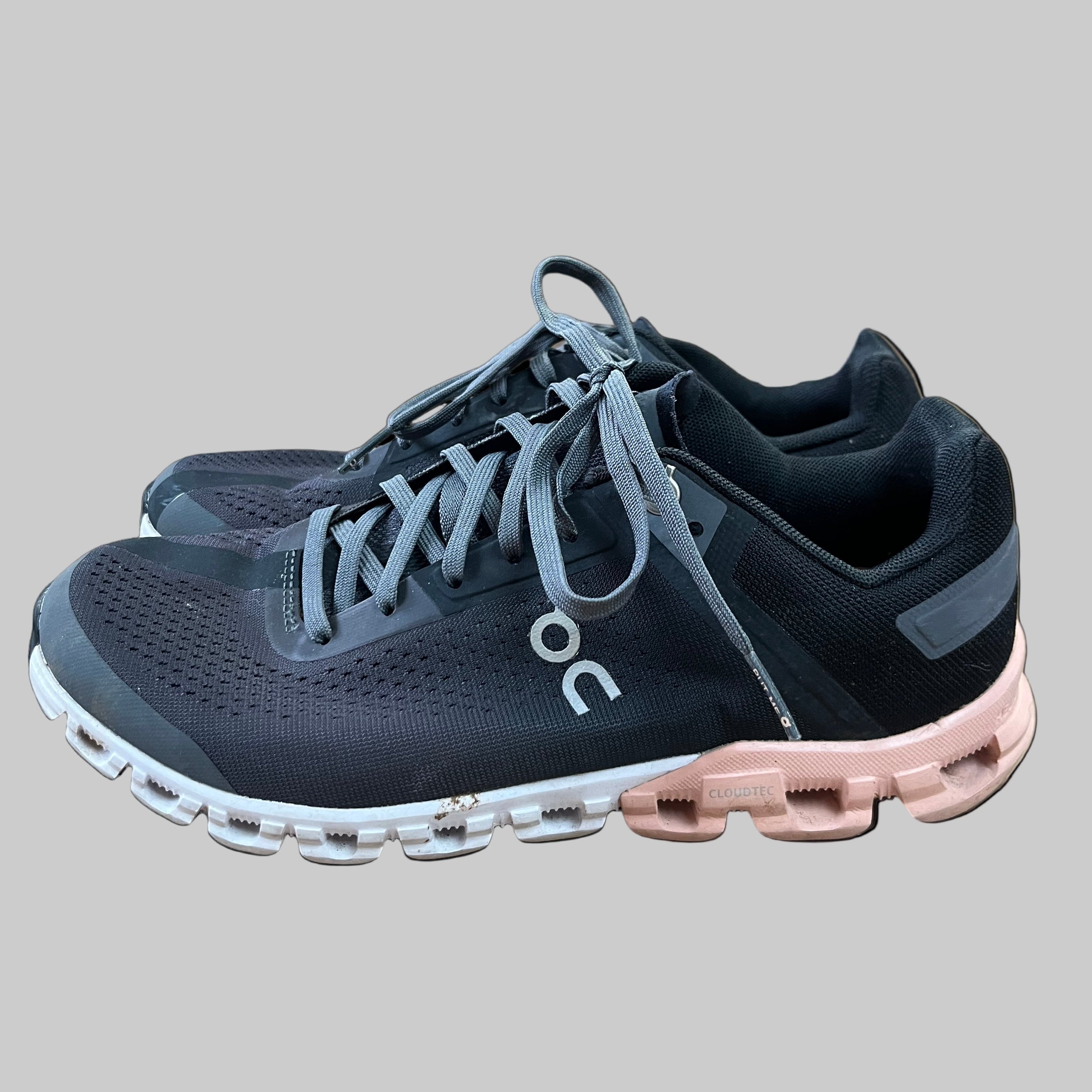 On Cloud black/blush cloudflow, size 7.5